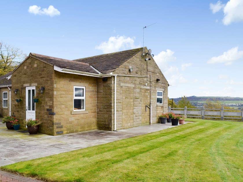 Charming single storey cottage with magnificent views towards Haworth and the Bronte Moors | Bronte View Hideaway, Oakworth, near Haworth