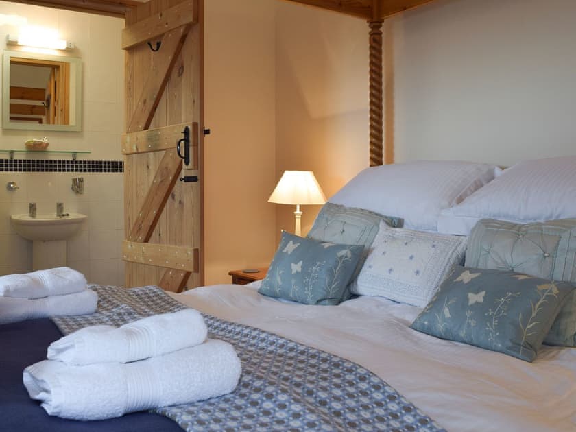 Four poster bedroom with en-suite | Barns End Cottage - Croft Farm Cottages, Ludchurch, near Narberth