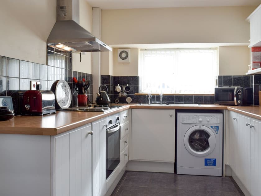 Well-equipped fitted kitchen | Wrth-y-Nant - Tanylan Farm Cottages, Kidwelly