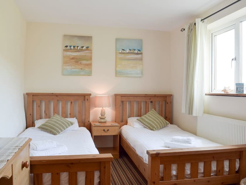 Good-sized twin bedroom | Wrth-y-Nant - Tanylan Farm Cottages, Kidwelly