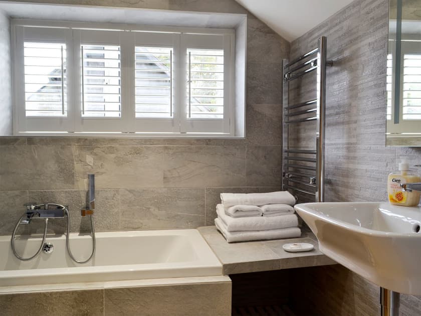 Bathroom | Lloc Lo, Plas Cilybebyll, near Pontardawe