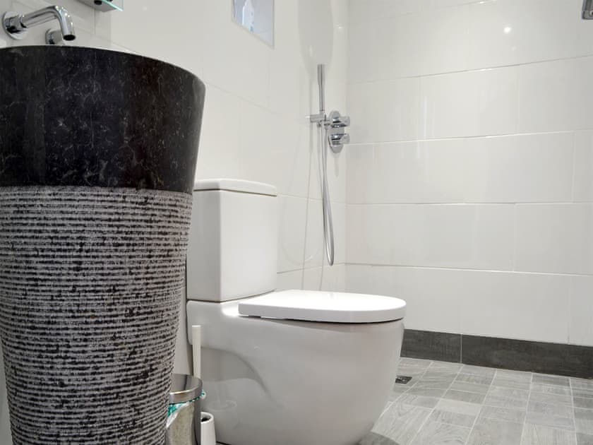 Wet room | Lloc Lo, Plas Cilybebyll, near Pontardawe