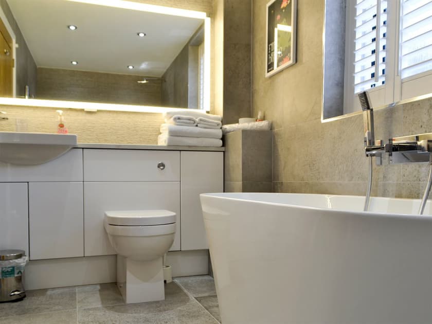 Bathroom | Ty Gambo, Plas Cilybebyll, near Pontardawe