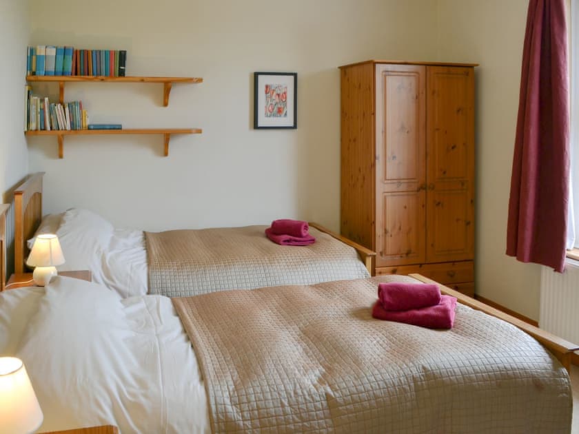 Cosy twin bedroom | Pembroke House, Happisburgh