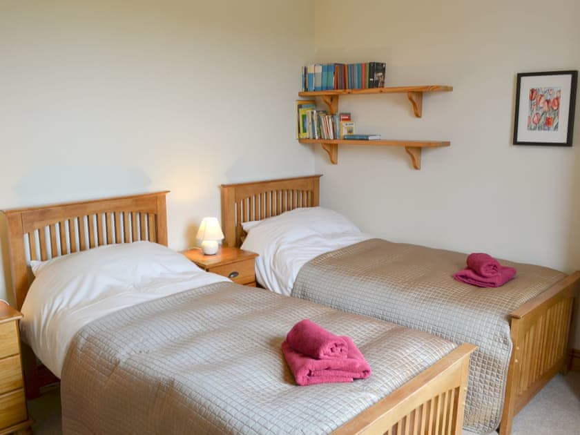 Cosy twin bedroom | Pembroke House, Happisburgh