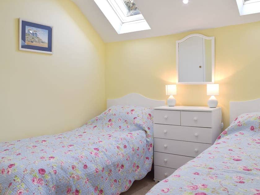 Cosy twin bedroom | Mole End, Amroth, near Saundersfoot