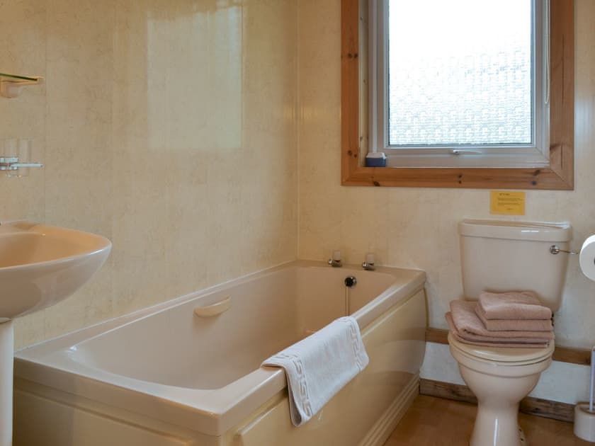 Family bathroom | Lodge 18, Woolsery, Bideford