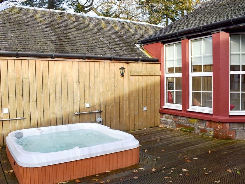 Great hot tub | A’dennan Farm Cottage - Auchendennan, Arden, Alexandria