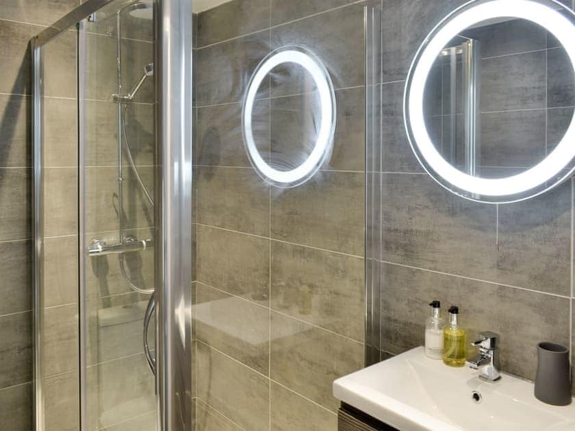 Modern shower room with toilet | Elliott Terrace - Room Apartment 2 - Elliot Terrace, Plymouth