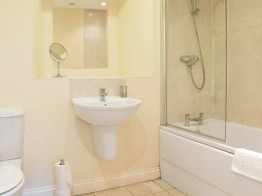 Idela en-suite bathroom | Auchendennan  - Rose Cottage - Auchendennan, Arden, Alexandria