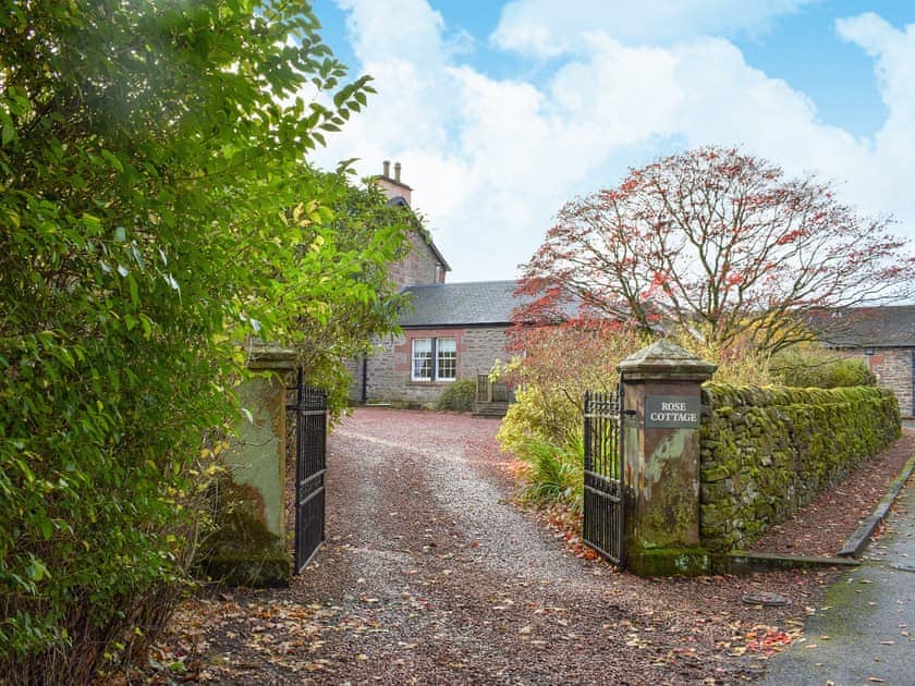 Driveway | Rose Cottage - Auchendennan, Arden, Alexandria