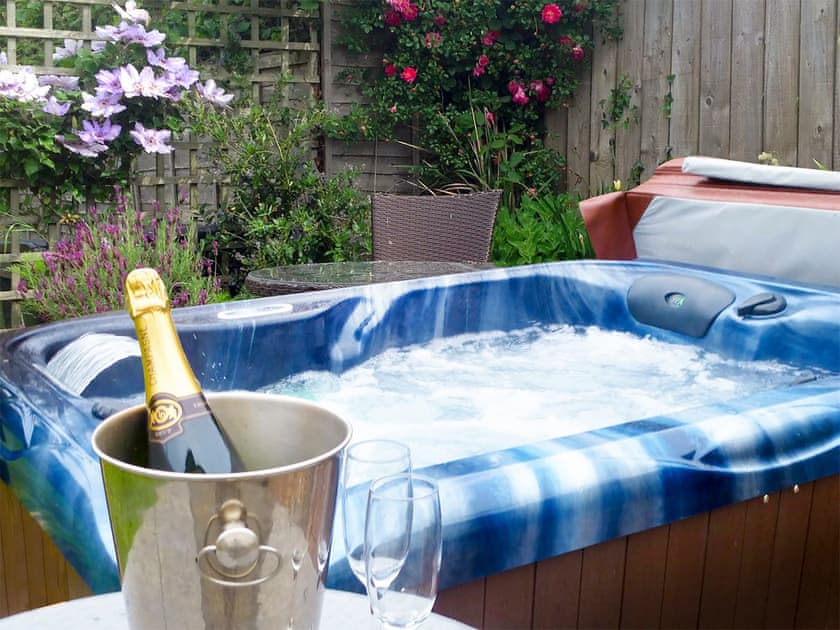 Private hot tub for 2 | Granny McPhee’s Cottage, West Chilla, near Beaworthy