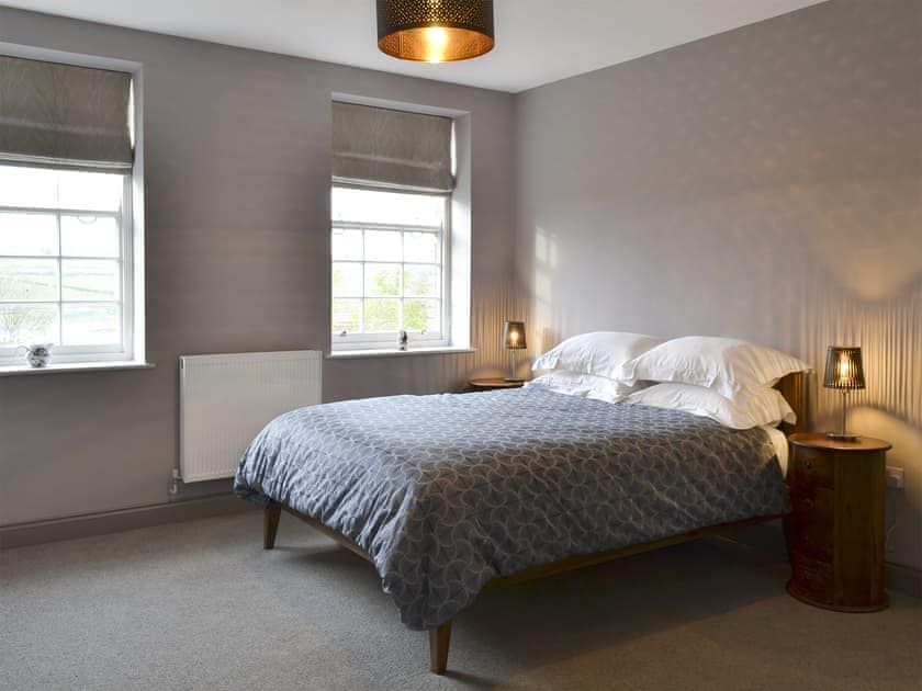 Comfortable bedroom with kingsize bed and en-suite | Seahunters, Alnmouth, near Alnwick