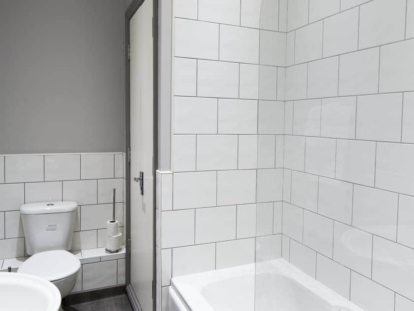 En-suite bathroom | Seahunters, Alnmouth, near Alnwick