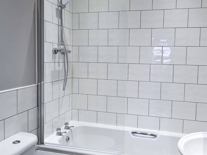 En-suite bathroom | Seahunters, Alnmouth, near Alnwick