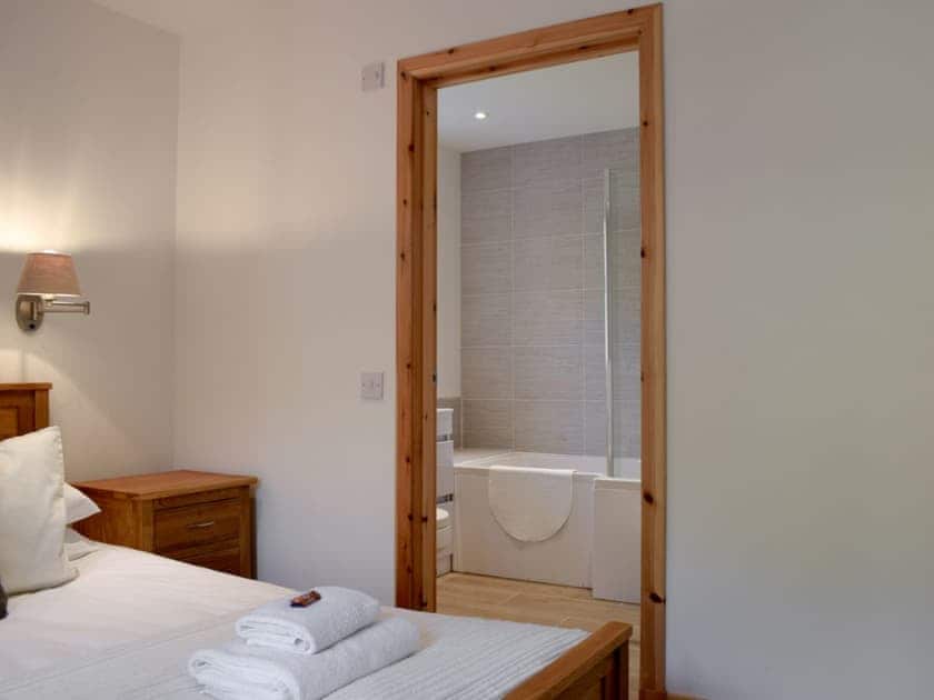 Cosy double bedroom with en-suite | Craigmuick Cottage, Aberfoyle