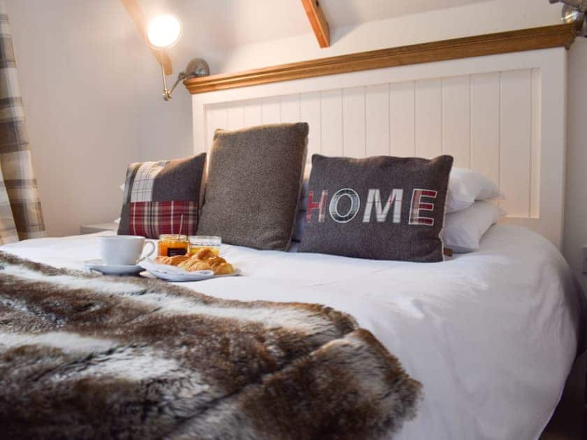 Cosy double bedroom with en-suite | Craigmuick Cottage, Aberfoyle