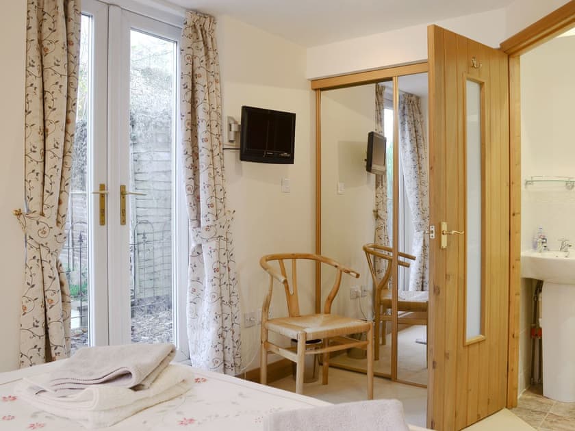 Well presented bedroom with en-suite | Wren Cottage, Ross-on-Wye
