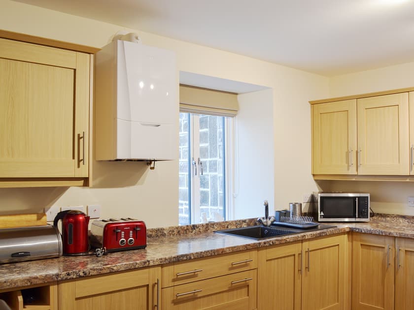 Spacious well-equipped fitted kitchen | Skylark View - Jackson Road, Matlock