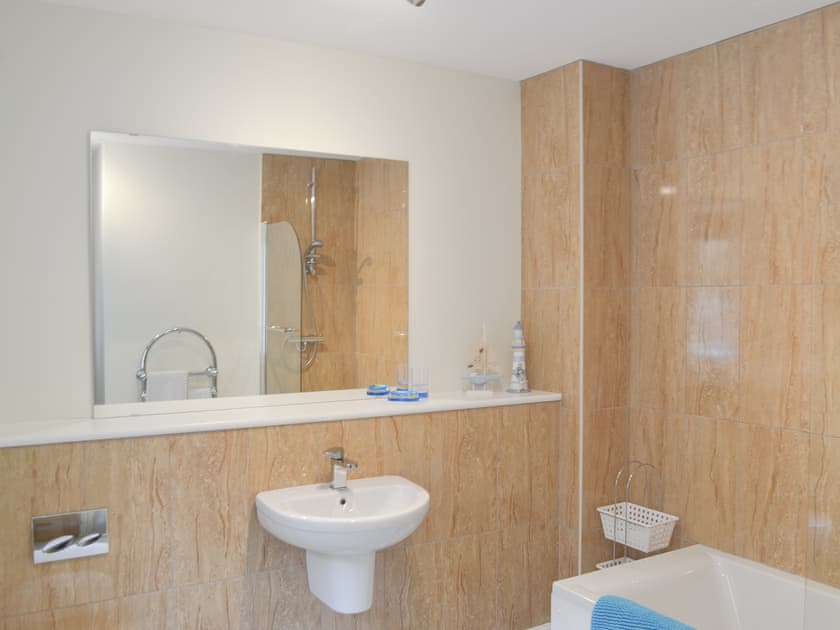 En-suite bathroom | Skylark View - Jackson Road, Matlock