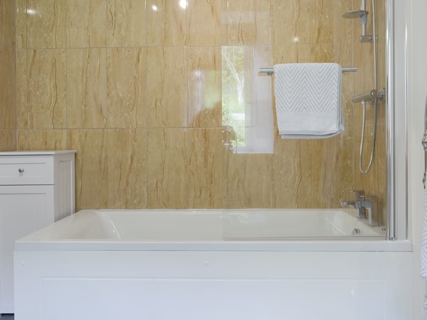 Shower over bath in en-suite bathroom | Skylark View - Jackson Road, Matlock