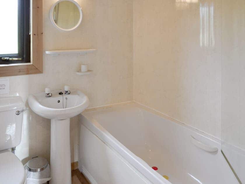 Family bathroom with shower over bath | The Retreat, Bideford, near Northam