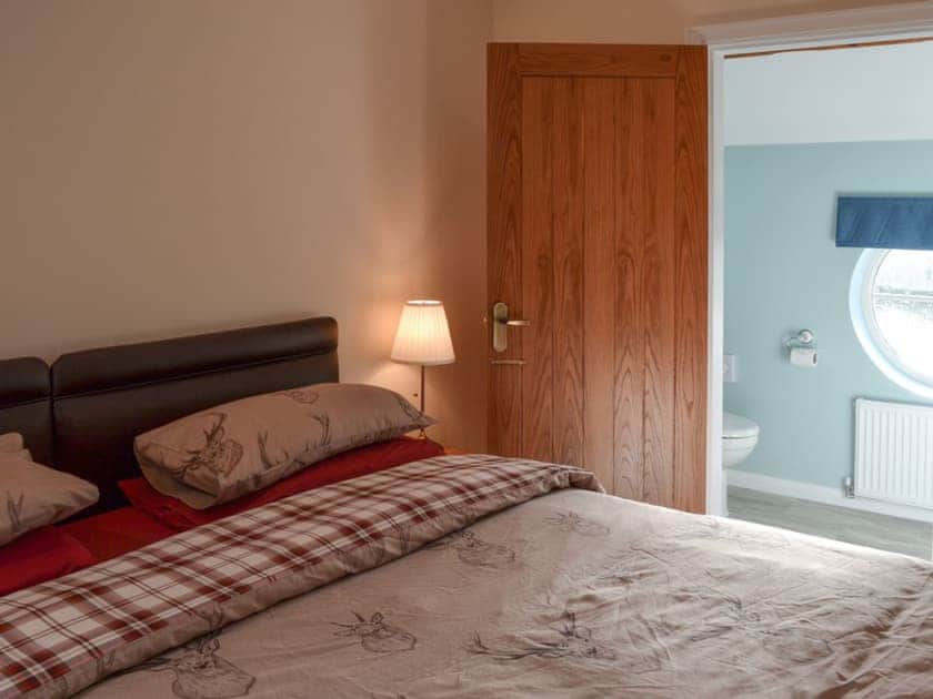 Double bedroom with en-suite | The Barn, Alvanley, near Frodsham