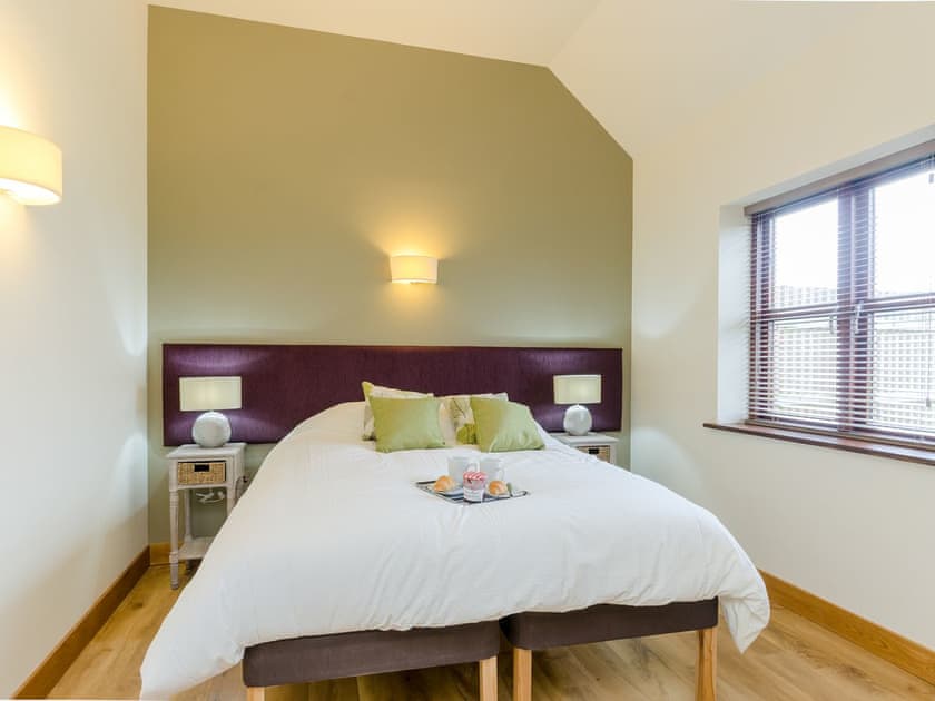 Double bedroom with En-suite | Swallow Cottage - Leacroft Cottages, Yoxall, near Lichfield