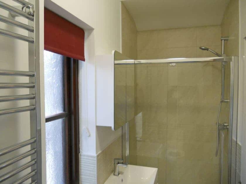 En-suite with shower cubicle  | The Old Piggery - Longmeadow Farm, Shaldon, near Teignmouth
