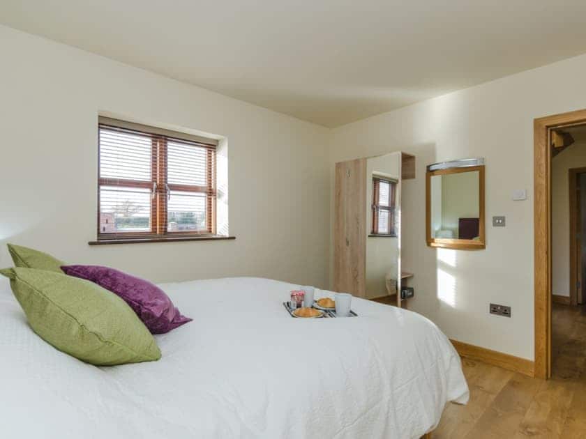 Double bedroom with en-suite | Tawny Cottage - Leacroft Cottages, Yoxall, near Lichfield