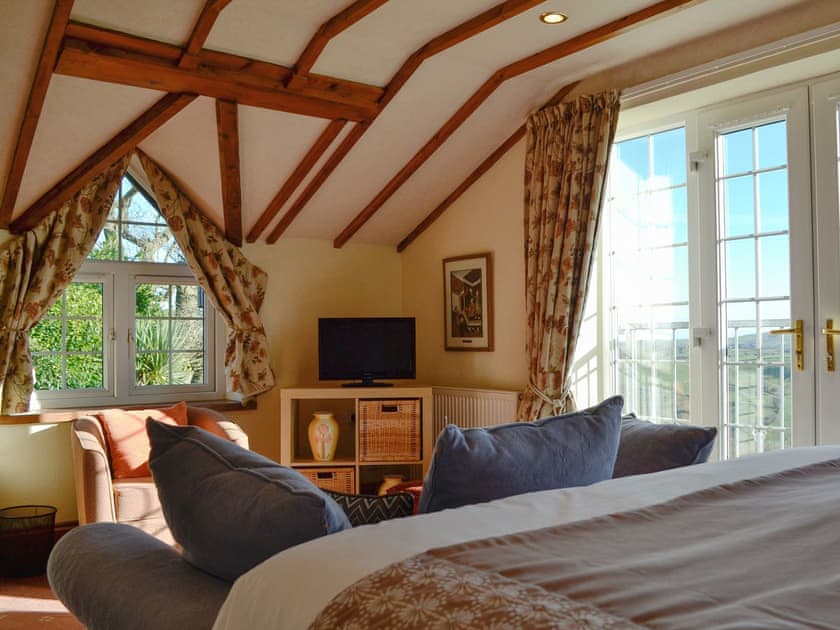 Comfortable well presented double bedroom | Meadow Croft - The Crofters Cottages, Llangeinor, near Bridgend