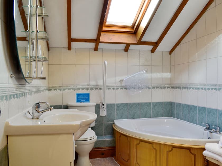 Fantastic en-suite bathroom | Meadow Croft - The Crofters Cottages, Llangeinor, near Bridgend
