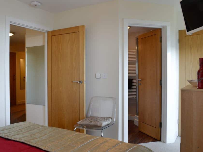 Double bedroom with en-suite | Apartment 6, Ilfracombe