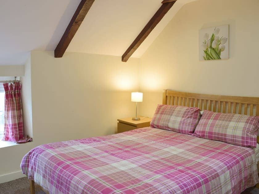 Comfortable double bedroom | Carthouse Cottage - Ivy Court Cottages, Llys-y-Fran