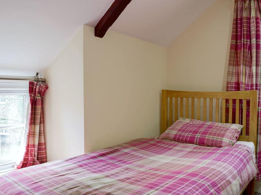 Bedroom with comfy double bed and an additional single bed | Carthouse Cottage - Ivy Court Cottages, Llys-y-Fran