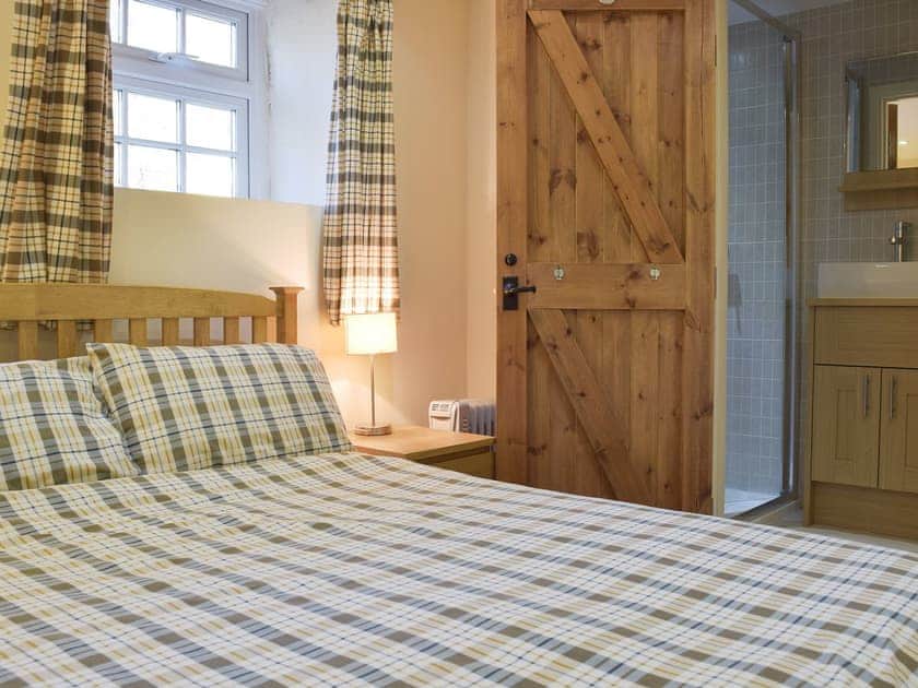 Double bedroom with en-suite shower room | Granary Cottage - Ivy Court Cottages, Llys-y-Fran