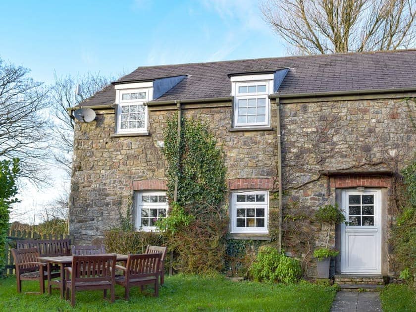 Well presented holiday accommodation | Lake Cottage - Ivy Court Cottages, Llys-y-Fran