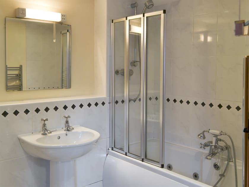 Bathroom with jacuzzi bath  | Goose Cottage - Quinceborough Farm, Widemouth Bay, near Bude
