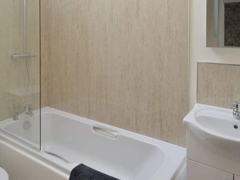Bathroom with shower over bath | Milk Churn - Hayes Farm Mews, Luton, near Newton Abbot