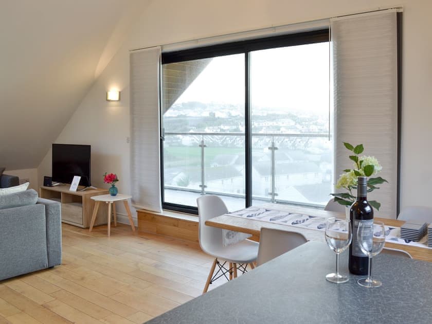 Light and airy open plan living space | Lyndhurst, Perranporth