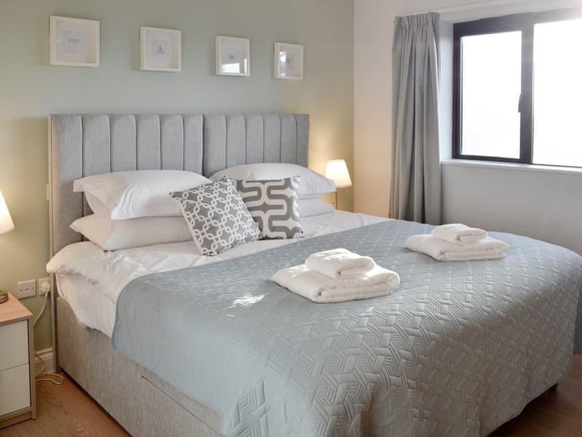 Relaxing master bedroom with en-suite | Lyndhurst, Perranporth