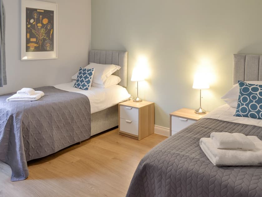 Comfortable twin bedroom | Lyndhurst, Perranporth