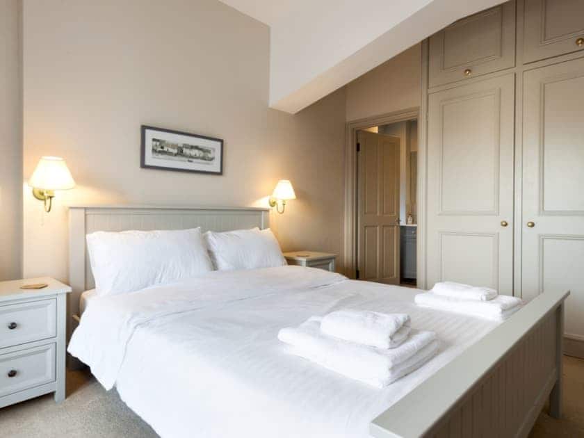 Relaxing bedroom with kingsize bed and en-suite | Aloft, Salcombe