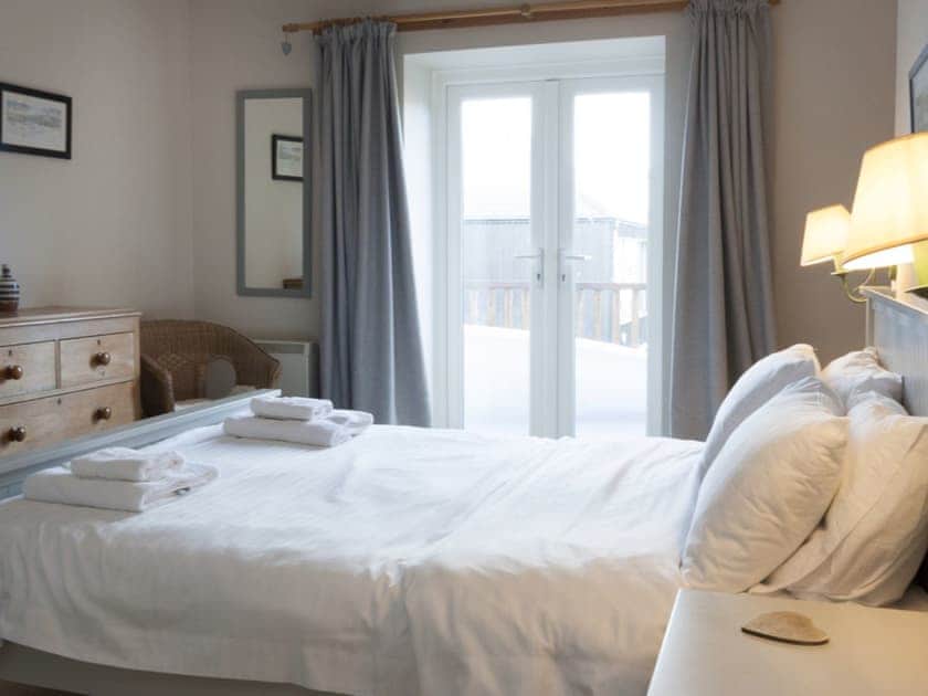 Relaxing bedroom with kingsize bed and en-suite | Aloft, Salcombe