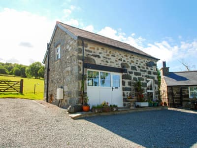 Llwyn Y Gwaew Farm The Granary Cottages In Llandudno And North