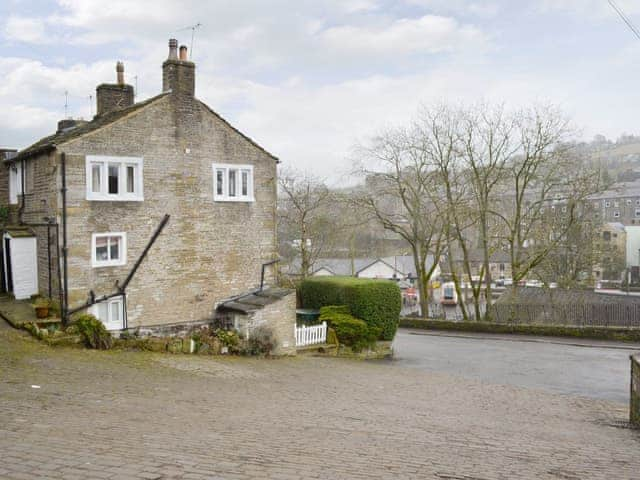 Weavers Cottage Ref 17976 In Haworth Yorkshire Cottages Com