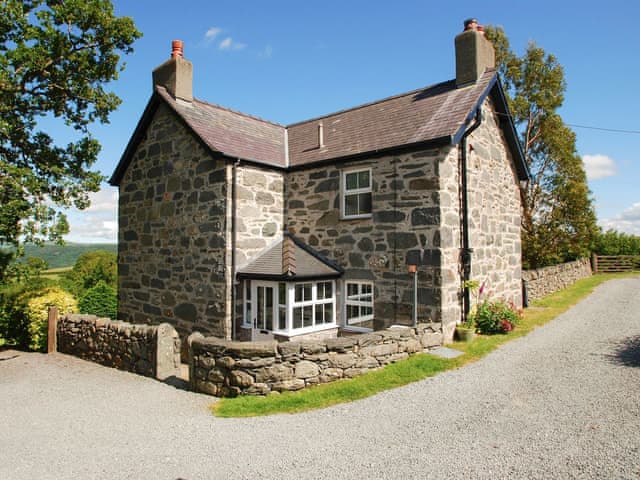 Llwyn Y Gwaew Farm The Farmhouse Ref Uk6529 In Llanbedr Y