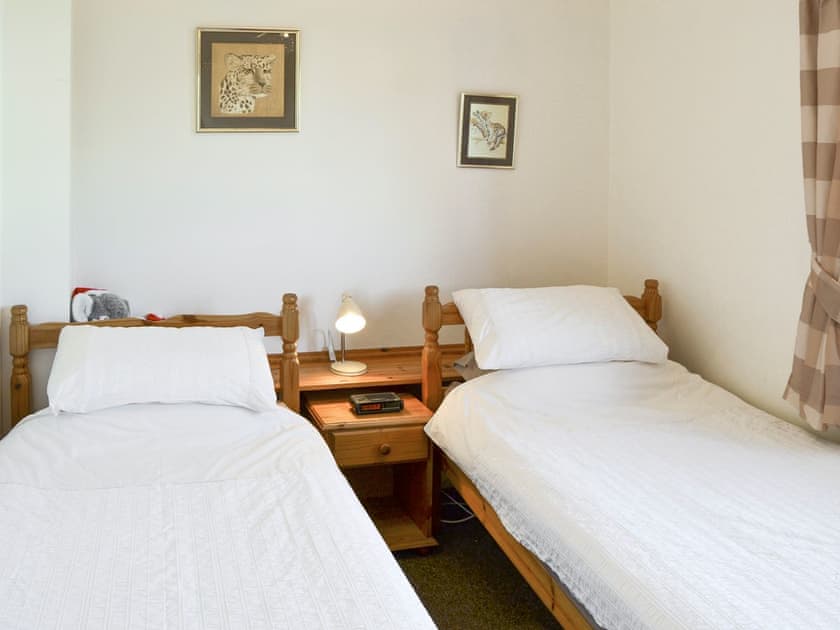 Light and airy twin bedroom | Heron’s Quay, Wroxham