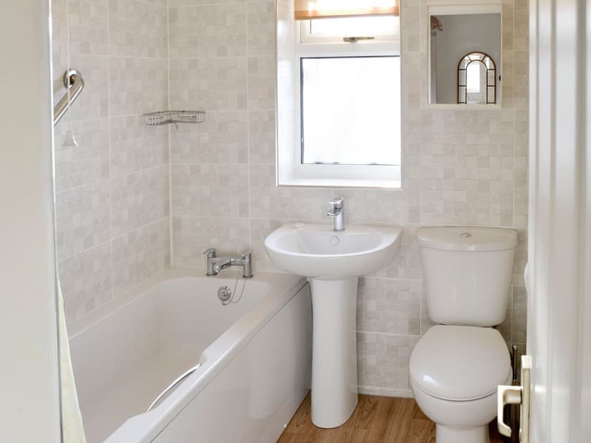 Family bathroom with shower over bath | Heron’s Quay, Wroxham