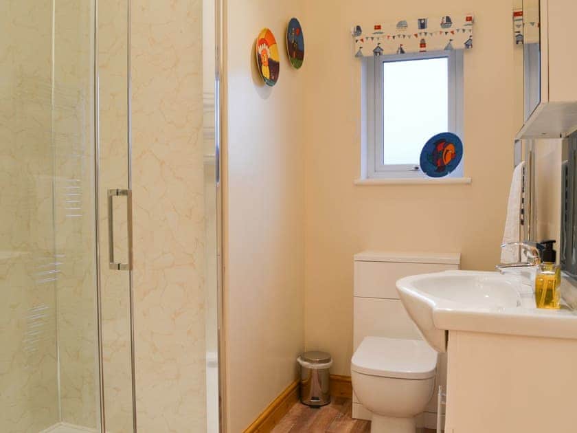 Lovely shower room with heated towel rail | Beudy Canol - Tyn Lon Isaf, Llangybi, near Pwllheli